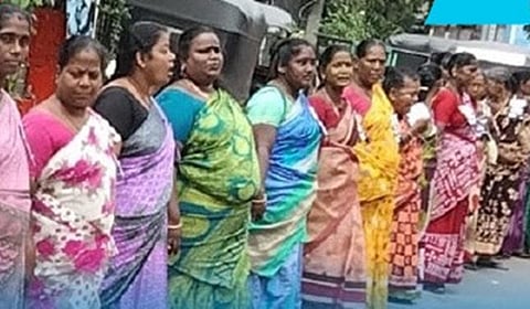 சென்னை மாநகராட்சியில் தனியார்மயத்தை கண்டித்து தூய்மை பணியாளர்கள் 68 இடங்களில் மனித சங்கிலி போராட்டம்