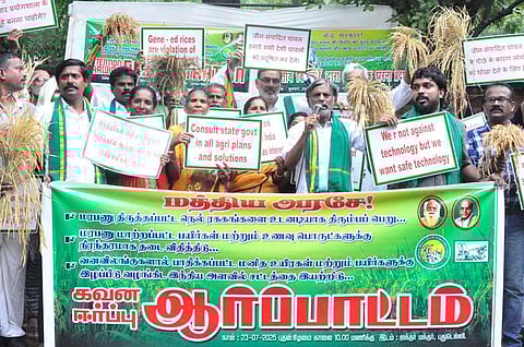 மரபணு நெல் ரகங்கள், வனவிலங்கு பாதிப்பு குறித்து சட்டம் இயற்றக் கோரி டெல்லியில் விவசாயிகள் ஆர்ப்பாட்டம்