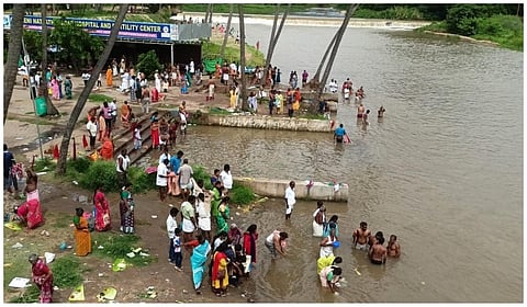 ஆடி அமாவாசை: தேனி வீரபாண்டி பெரியாற்றங்கரையில் தர்ப்பண வழிபாட்டில் ஈடுபட்ட பக்தர்கள்