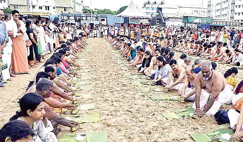 ஆடி அமாவாசை தினமான நேற்று சென்னை மெரினா கடற்கரையில் ஏராளமானோர் தங்கள் முன்னோர்களுக்கு தர்ப்பணம் கொடுத்தனர். | படம்: எஸ்.சத்தியசீலன் |