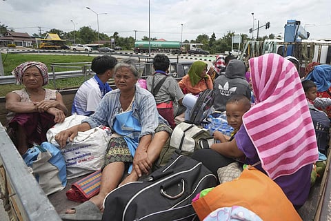 கம்போடியாவின் தாக்குதலில் இருந்து தற்காத்துக்கொள்ள வீட்டைவிட்டு வெளியேறும் தாய்லாந்து மக்கள்