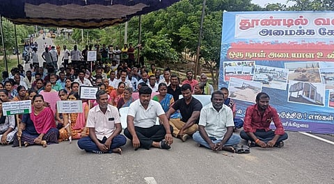 நெம்மேலி மீனவர் பகுதியில் தூண்டில் வளைவு அமைக்க கோரி மீனவர்கள் உண்ணாவிரத போராட்டம்