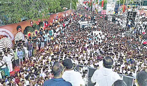 புதுக்கோட்டையில் நேற்று பொதுமக்களிடையே பிரச்சாரத்தில் ஈடுபட்ட அதிமுக பொதுச் செயலாளர் பழனிசாமி.