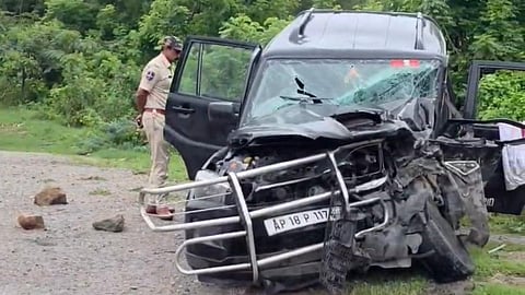 விஜயவாடா - ஹைதராபாத் சாலை விபத்தில் ஆந்திராவை சேர்ந்த 2 டிஎஸ்பிக்கள் உயிரிழப்பு