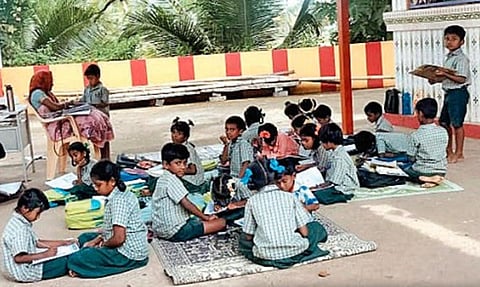 திருப்பத்தூர் அருகே வகுப்பறை கட்டிடம் சேதம்: கோயில் வளாகத்தில் கல்வி பயிலும் மாணவர்கள்!