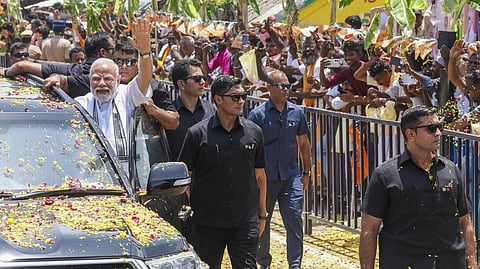 10 கி.மீ. தொலைவுக்கு பிரதமர் மோடி ‘ரோடு ஷோ’: தொண்டர்கள், மக்கள் உற்சாக வரவேற்பு