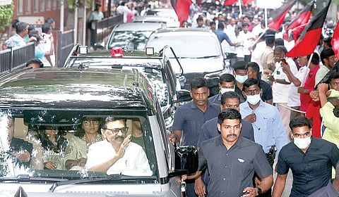 அப்போலோ மருத்துவமனையில் சிகிச்சை முடிந்து இல்லம் திரும்பிய முதல்வர் மு.க.ஸ்டாலினை சாலையோரங்களில் நின்று பொதுமக்கள், திமுக தொண்டர்கள் வரவேற்றனர்.