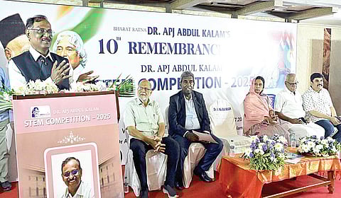 ராமேசுவரத்தில் நடந்த கருத்தரங்கில் பேசிய இஸ்ரோ தலைவர் நாராயணன். | படம்: எல்.பாலச்சந்தர் |