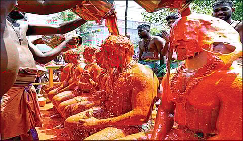 மிளகாய் சாந்து கரைசலில் குளித்த பக்தர்கள். | படங்கள்: எஸ்.சத்தியசீலன் |