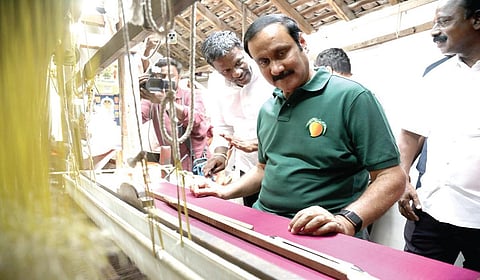 பிள்ளையார்பாளையத்தில் நெசவாளர் ஒருவர் வீட்டுக்கு சென்ற அன்புமணி,
நெசவு செய்வது எப்படி என்பது குறித்து கேட்டறிந்தார்.