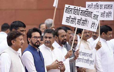 மவுலானா சஜித் ரஷிதி பேச்சுக்கு எதிர்ப்பு: நாடாளுமன்ற வளாகத்தில் பாஜக எம்பிக்கள் ஆர்ப்பாட்டம்