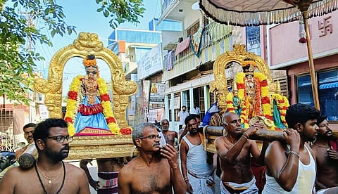காஞ்சிபுரம் யதோக்தகாரி பெருமாள் கோயிலில் ஆடிப்பூரத்தையொட்டி சிறப்பு அலங்காரத்தில் கோயிலை வலம் வந்து யதோக்தகாரி பெருமாள் மற்றும் ஆண்டாள் உற்சவர்.