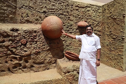 கீழடி அகழ் வைப்பகத்தை பார்வையிட்ட அதிமுக பொதுச் செயலாளர் பழனிசாமி.