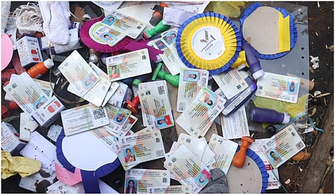 கடலூர் மாநகராட்சி குப்பை வண்டியில் கள்ளக்குறிச்சி மாவட்ட வாக்காளர் அட்டைகள்: அதிகாரிகள் விசாரணை