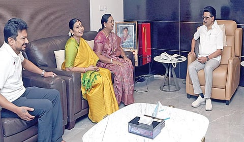 சென்னை முகாம் அலுவலகத்தில், முதல்வர் மு.க.ஸ்டாலினை, தேமுதிக பொதுச்செயலாளர் பிரேமலதா விஜயகாந்த் சந்தித்து உடல்நலம் குறித்து கேட்டறிந்தார். சந்திப்பின்போது, துணை முதல்வர் உதயநிதி ஸ்டாலின், தேமுதிக பொருளாளர் எல்.கே.சுதீஷ் உள்ளிட்டோர் உடனிருந்தனர்.