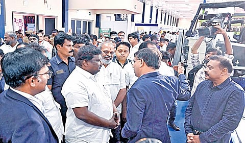 அனைத்து ஆம்னி பேருந்து உரிமையாளர்கள் சங்கத்தின் சார்பில் பயணிகள்
வாகன கண்காட்சி 2.0 சென்னை நந்தம்பாக்கம் வர்த்தக மையத்தில் நேற்று தொடங்கியது. கண்காட்சியை போக்குவரத்து துறை அமைச்சர் சிவசங்கர் தொடங்கி வைத்து பார்வையிட்டார். இதில் புதிதாக உருவாக்கப்
பட்ட பேருந்துகள் மற்றும் பாகங்கள் இடம்பெற்றன. | படம்: எம்.முத்துகணேஷ் |