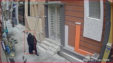 ஆம்பூரில் கத்தி முனையில் 40 பவுன் நகைகள் திருட்டு - ‘பர்தா’ நபர் குறித்து போலீஸ் விசாரணை