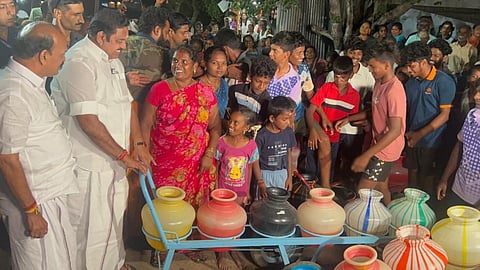 குறுக்குச்சாலை அருகே வேலாயுதபுரம் கிராமத்தில் தள்ளு வண்டியில் குடங்களை எடுத்து வந்து தண்ணீர் பிடித்துக் கொண்டிருந்த கிராம பெண்களிடம் எடப்பாடி பழனிசாமி குறைகளை கேட்டறிந்தார்.