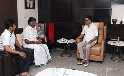 திருநாவுக்கரசர்... ஆர்.எம்.வீ... அடுத்து ஓபிஎஸ்..! - அதிமுக பிளவை ஆதாயமாக்கப் பார்க்கிறதா திமுக?