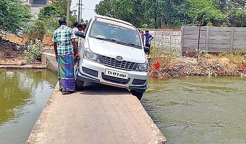 குளித்தலையில் நடைபாலத்தில் சிக்கிய கார்.