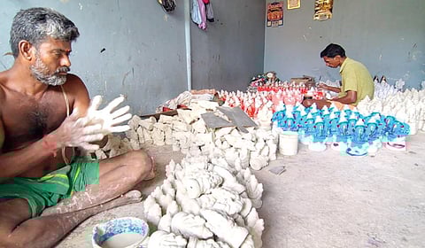 களிமண் விநாயகர் சிலைகள் உற்பத்தியும், வண்ணம் பூசும் பணியில் தொழிலாளர்கள் ஈடுபட்டுள்ளனர்.