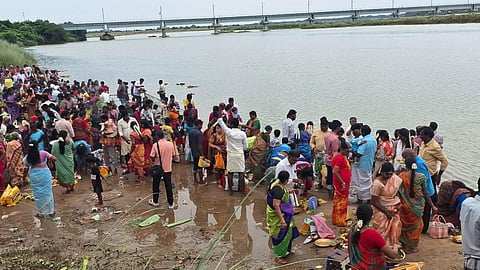 ஆடி பெருக்கை முன்னிட்டு நீர் நிலைகளில் குவிந்த கடலூர் மாவட்ட மக்கள்