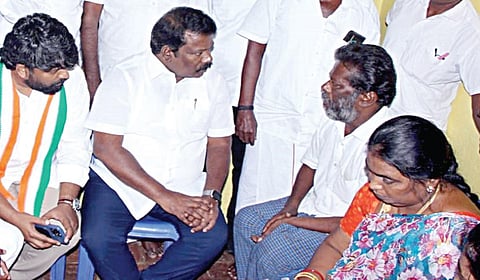 ஆறுமுகமங்கலத்தில் கவின் செல்வகணேஷ் பெற்றோருக்கு ஆறுதல் கூறிய தமிழக காங்கிரஸ் தலைவர் கு.செல்வப்பெருந்தகை.