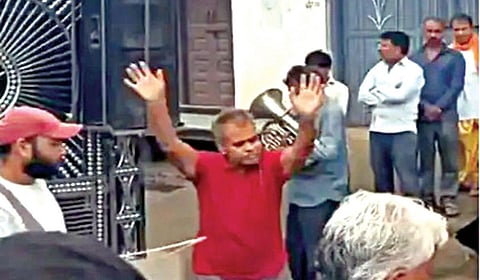 ம.பி.யில் இறுதிச் சடங்கில் நடனமாடி நண்பரின் கடைசி ஆசையை நிறைவேற்றிய நபர்