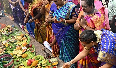 ஆடிப்பெருக்கு விழா உற்சாக கொண்டாட்டம்: அம்மன் கோயில்களில் ஏராளமானோர் வழிபாடு