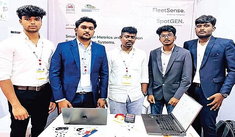 பேருந்து இயக்கத்தின்போது ஓட்டுநர்களை கண்காணிக்கும் ஏஐ தொழில்
நுட்பத்தை கண்டுபிடித்துள்ள அண்ணா பல்கலைக்கழக மாணவர்கள்.