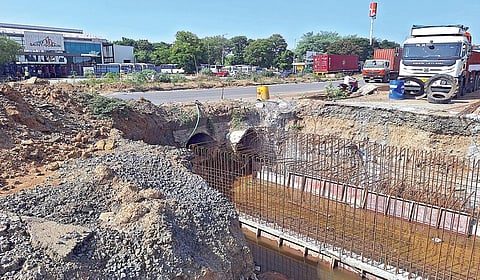 ஸ்ரீபெரும்புதூர் அருகே பாதுகாப்பற்ற முறையில் நடைபெறும் பாலம் கட்டும் பணி: வாகன ஓட்டிகள் அச்சம்