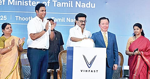 தூத்துக்குடியில் வின்ஃபாஸ்ட் நிறுவனத்தின் மின்சார கார் உற்பத்தி தொழிற்சாலையை முதல்வர் ஸ்டாலின் நேற்று திறந்து வைத்தார். உடன், அமைச்சர்கள் டிஆர்பி.ராஜா, கீதாஜீவன், கனிமொழி எம்.பி., வின்ஃபாஸ்ட் ஆசியாவின் தலைமை நிர்வாக அதிகாரி ஃபாம் சான் சாவ் ஆகியோர்.படம்: என்.ராஜேஷ்