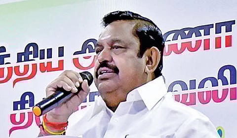 திருநெல்வேலியில் விவசாயிகள், வியாபாரிகள் சங்க பிரதிநிதிகளு டன் அதிமுக பொதுச்செயலாளர் பழனிசாமி கலந்துரையாடினார். | படம்: மு. லெட்சுமி அருண் |