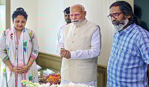 டெல்லி கங்காராம் மருத்துவமனையில் சிகிச்சை பெற்று வந்த ஜார்க்கண்ட் முன்னாள் முதல்வர் சிபு சோரன் நேற்று காலமானார். இதைத் தொடர்ந்து அவரது உடலுக்கு பிரதமர் நரேந்திர மோடி அஞ்சலி செலுத்தினார். உடன் ஜார்க்கண்ட் முதல்வர் ஹேமந்த் சோரன், அவரது மனைவி கல்பனா சோரன் உள்ளனர். | படம்: பிடிஐ |