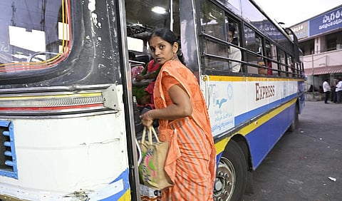 ஆந்திரா முழுவதும் பேருந்துகளில் பெண்கள் இலவச பயணம் - ‘ஸ்ரீ சக்தி’ திட்டம் ஆகஸ்ட் 15-ம் தேதி தொடக்கம்
