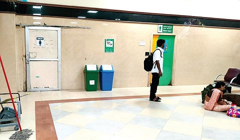 2-ம் வகுப்பு காத்திருப்போர் அறையில் மூடப்பட்டுள்ள கழிவறைகள்.