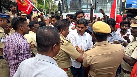 ‘கிங்டம்’ படத்துக்கு எதிர்ப்பு: திரையரங்குகளில் நாதகவினர் முற்றுகை