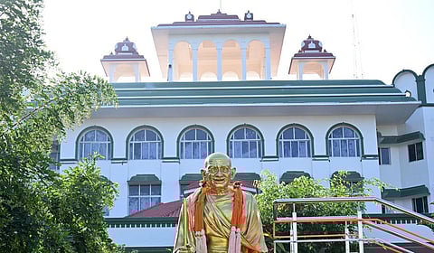 பால் சங்கங்களுக்கு பதிவேடு கொள்முதல் செய்ததில் முறைகேடு: ஐஏஎஸ் அதிகாரிகள் மீது வழக்குப் பதிய தடை