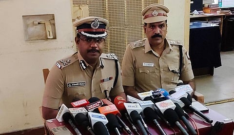 மாநகர காவல் ஆணையர் ஆ.சரவணசுந்தர். அருகில் துணை ஆணையர் கார்த்திகேயன். | படம் : ஜெ.மனோகரன்