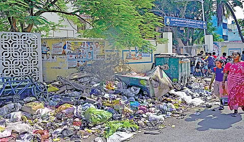 பணி நிரந்தரம் செய்யக் கோரி தூய்மைப் பணியாளர்கள் மேற்கொண்டுள்ள வேலை நிறுத்தத்தால் பெரம்பூர், ராயபுரம், புளியந்தோப்பு பகுதிகளில் மலைபோல் குப்பை தேங்கி துர்நாற்றம் வீசுகிறது. இதனால் பொதுமக்கள் அவதிப்படுகின்றனர். | படங்கள்: ம.பிரபு |