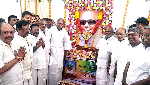 கருணாநிதி நினைவு தினம்: புதுச்சேரி முதல்வர், எதிர்க்கட்சித் தலைவர் மரியாதை