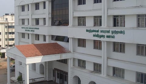 தமிழக பாணியில் அரசுப் பள்ளி மாணவிகள் சீருடையை மாற்றிய புதுச்சேரி கல்வித் துறை