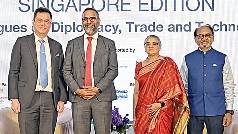 ‘இந்து தமிழ் திசை’, ‘தி இந்து’ மற்றும் ‘தி இந்து பிசினஸ் லைன்’ சார்பில் சென்னையில் நேற்று நடைபெற்ற ‘சிங்கா 60' கலைத் திருவிழாவில் ‘இண்டியா கனெக்ட் சிங்கப்பூர் எடிஷன்' சிறப்பு விவாத நிகழ்ச்சியை, சிங்கப்பூர் துணை தூதர் எட்கர் பாங்க் குத்துவிளக்கேற்றி தொடங்கி வைத்தார். அருகில், ‘இந்து தமிழ் திசை' இயக்குநர் அகிலா விஜய் ஐயங்கார், டிபிஎஸ் வங்கியின் சென்னை மண்டல தலைவர் எஸ்.எம்.பரத்வாஜ், ஓலம் அக்ரி குழுமத்தின் பிரதிநிதி குருநாத் ஆகியோர் உள்ளனர்.