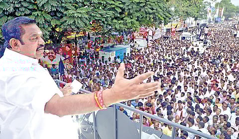 ராஜபாளையத்தில் பிரச்சாரம் செய்த அதிமுக பொதுச் செயலாளர் பழனிசாமி.