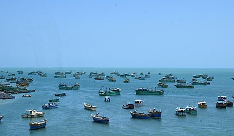 வேலை நிறுத்ததினால் பாம்பன் கடற்பகுதியில் நிறுத்தப்பட்டிருந்த படகுகள்.