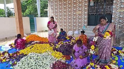 கேரள மாநிலம் சோட்டாணிக்கரை பகவதி அம்மன் ஆலயத்திற்கு அனுப்ப தயாராகும் மலர் மாலைகள்.