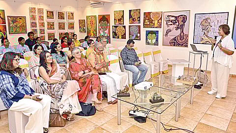 ‘இந்து தமிழ் திசை’, ‘தி இந்து’ மற்றும் ‘தி இந்து பிசினஸ் லைன்’ இணைந்து நடத்தும் ‘சிங்கா 60’ கலைத் திருவிழாவின் ஒரு பகுதியாக ‘கலைப் படைப்புகளின் உருவாக்கம்’ என்ற தலைப்பில் சிறப்பு கலை சொற்பொழிவு அடையாறில் உள்ள ஃபோரம் ஆர்ட் கேலரியில் நேற்று நடைபெற்றது. இதில் சிங்கப்பூரைச் சேர்ந்த கலைஞர் குமாரி நாகப்பன் பங்கேற்று பேசினார். | படம்:எஸ்.சத்தியசீலன்