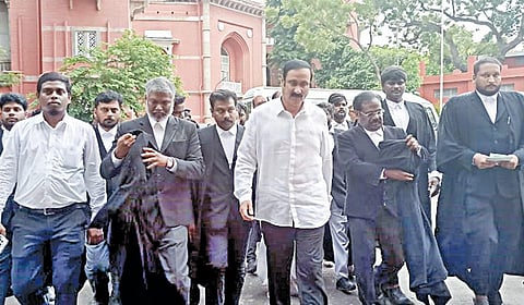 பாமக பொதுக்குழுவுக்கு தடை கோரி தொடரப்பட்ட வழக்கு விசாரணையின்போது உயர் நீதிமன்ற நீதிபதி என். ஆனந்த் வெங்கடேஷின் அழைப்பை ஏற்று நேற்று உயர் நீதிமன்றத்துக்கு வருகை தந்த கட்சியின் தலைவர் அன்புமணி.