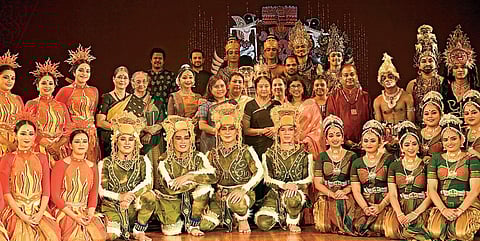 சிங்கா-60 கலைத் திருவிழாவையொட்டி சென்னை திருவான்மியூர் கலாஷேத்ராவில் நேற்று நடைபெற்ற `ராமாயணம்' நாட்டிய நாடகத்தின் கலை இயக்குநர் அரவிந்த் குமாரசாமி, நடன வடிவமைப்பாளர் மோகன பிரியன் தவராஜா மற்றும் குழுவினருக்கு பரதநாட்டியக் கலைஞர் பத்மா சுப்பிரமணியம் பரிசுகள் வழங்கினார். நிகழ்ச்சி நிறைவில் அனைவரும் குழு புகைப்படம் எடுத்துக் கொண்டனர்.