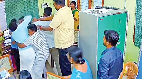 புவனகிரி பேரூராட்சி அலுவலகத்தில் இளநிலை உதவியாளர் ராதா
கிருஷ்ணனை தாக்கும் விசிக கவுன்சிலர் பாரதிதாசனைத் தடுக்கும் பேரூராட்சி அலுவலக ஊழியர்கள்.